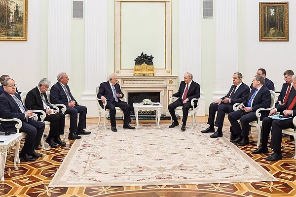 پوتین محمود عباس ته: روسیه د فلسطین د ګټو دفاع لپاره له «سولې پلاوي» سره یو ځای کېږي