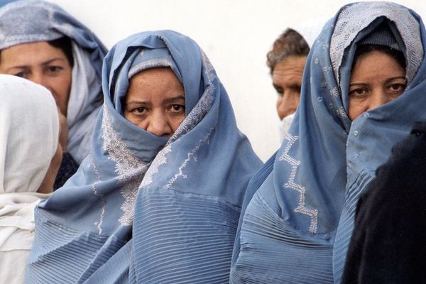 افغانستان د ۲۵زره ښځینه ښوونکو او روغتیايي کارکوونکو د کمېدو له ګواښ سره مخ دی