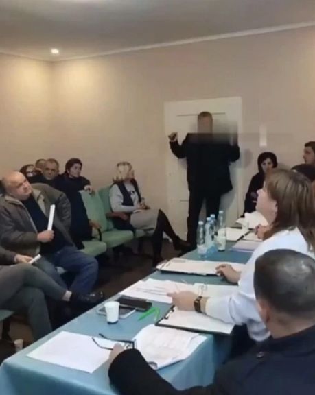 نماینده یک شورای محلی در اوکراین با نارنجک یک همکارش را کشت و ۲۶ نفر دیگر را زخمی کرد