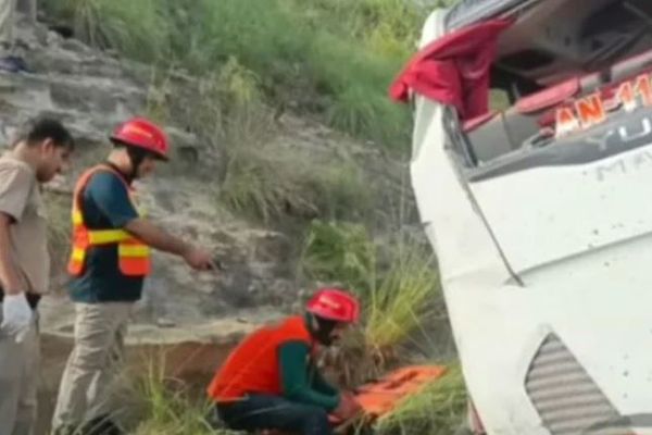 په پاکستان کې په دوو ټرافیکي پېښو کې ۱۱ کسان مړه او ۳۹ نور ټپیان شوي