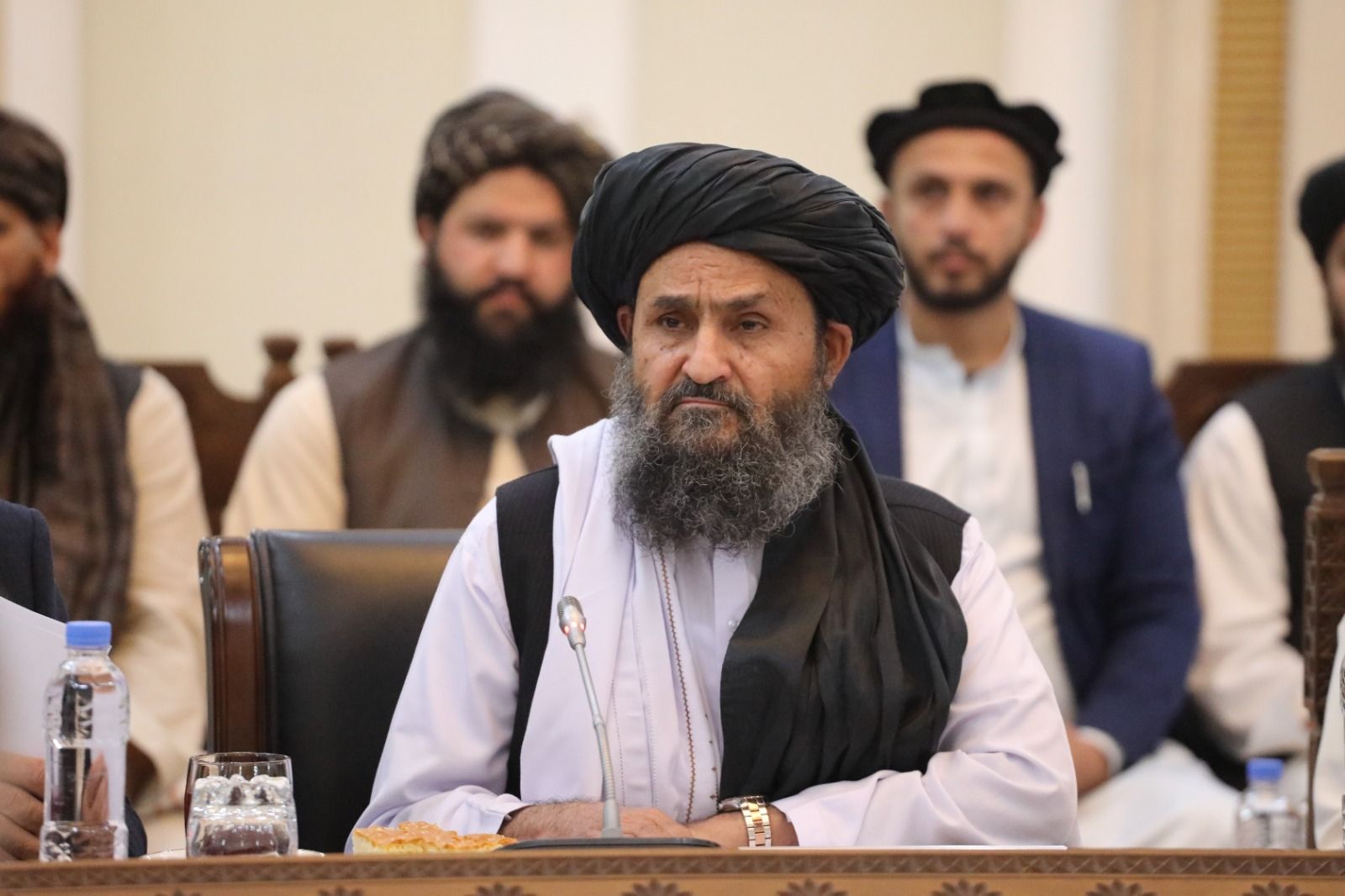 ملا برادر په قطر کې د درملنې لپاره شاوخوا یوه میاشت پاتې کېږي