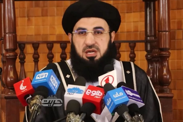 رجل دين في طالبان: لا يجوز للمرأة أن ترى الطريق بعينيها الاثنتين