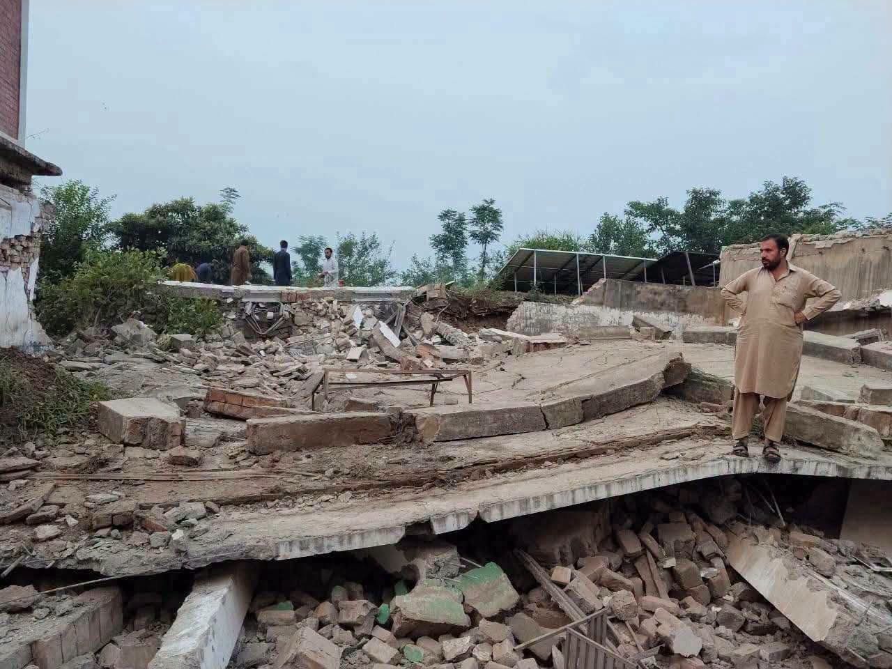 ناپېژاندو وسله والو د خیبر پښتونخوا په باجوړ کې یو ښوونځی په بمونو الوځولی دی