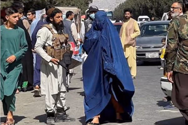 د طالبانو د بادغیس والي: د هبتالله فرمانونه د نظام اصل دي او تطبیق کې یې باید ځنډ ونهشي