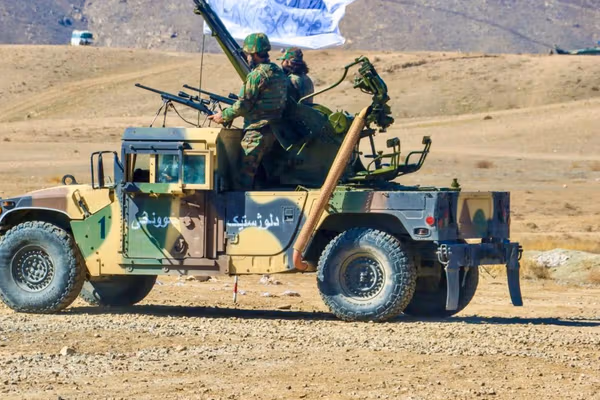 سخنگوی طالبان: با سلاحهای باقیمانده امریکایی امکان حفظ نظام وجود ندارد