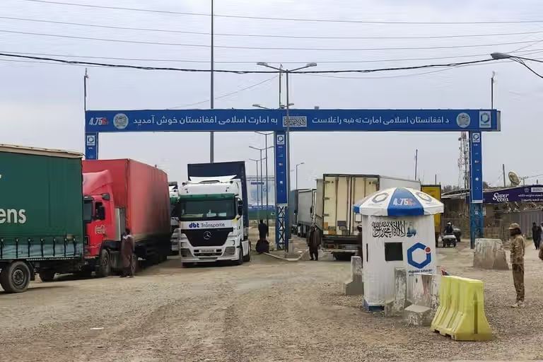 شکایت بازرگانان افغان از نبود آزمایشگاه در گذرگاه‌های مرزی و تأخیر در ترخیص کالاها