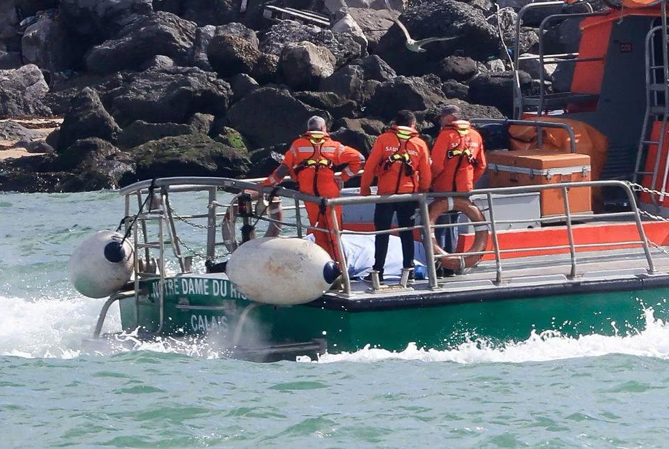 بریتانیا ته پر لار د کښتۍ ډوبېدو کې یو افغان او ۵ نور کسان مړه شول