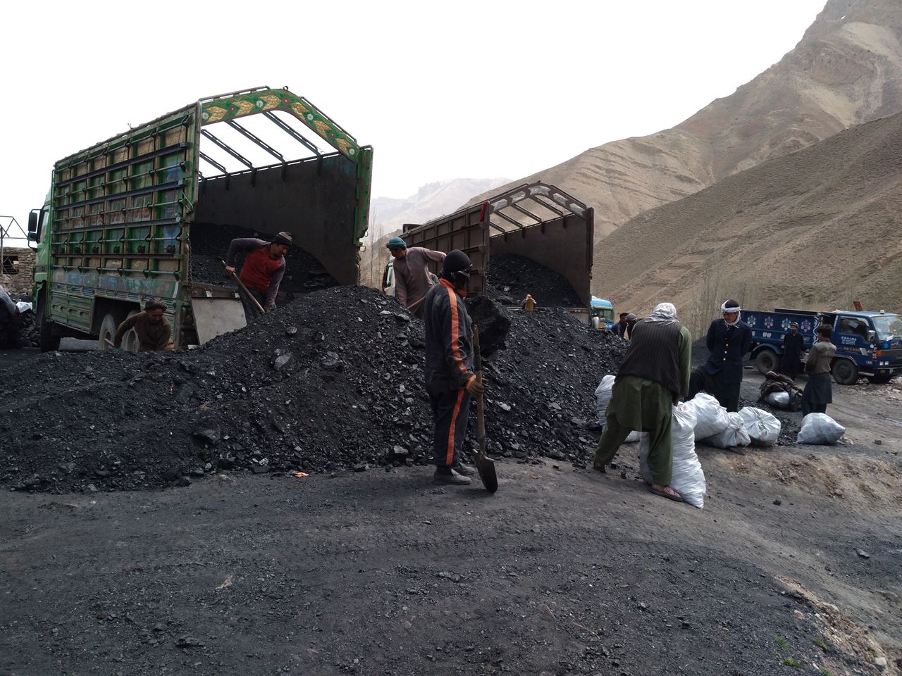 طالبان وايي چې په ارزانه بیه د ډبرو سکرو د پلورلو چارې پیلوي