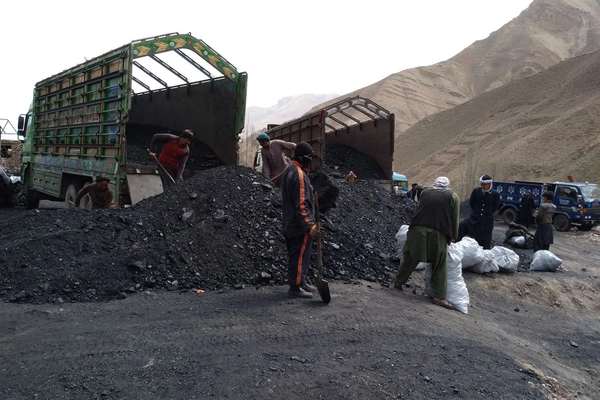 طالبان وايي چې په ارزانه بیه د ډبرو سکرو د پلورلو چارې پیلوي
