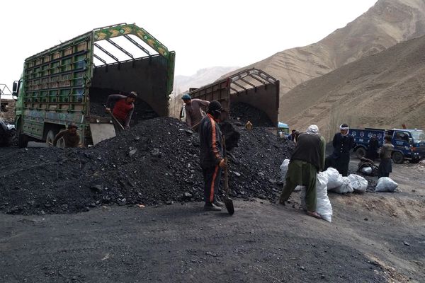 طالبان وايي چې په ارزانه بیه د ډبرو سکرو د پلورلو چارې پیلوي