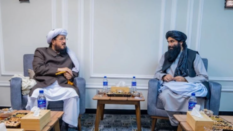 عضو في جمعية علماء باكستان يلتقي سراج الدين حقاني في كابل