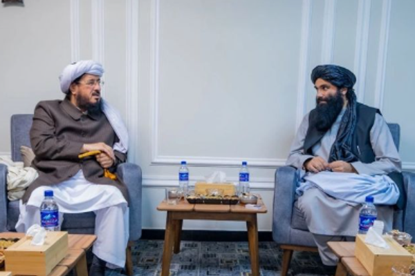 عضو في جمعية علماء باكستان يلتقي سراج الدين حقاني في كابل