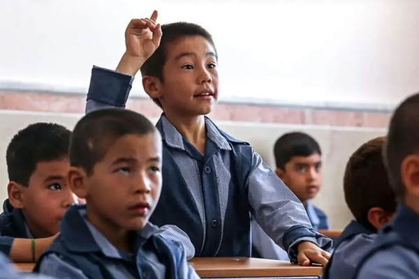 ایران له دغه هېواده اېستل شويو افغان زدهکوونکو ته د انلاین زدهکړو لپاره چمتووالی ښوولی