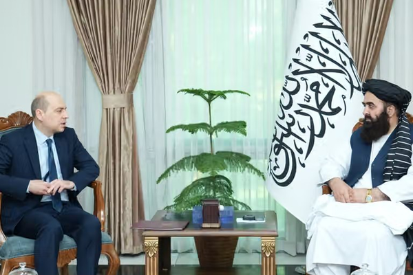 وزير خارجية طالبان والسفير الروسي يؤكدان على توسيع العلاقات