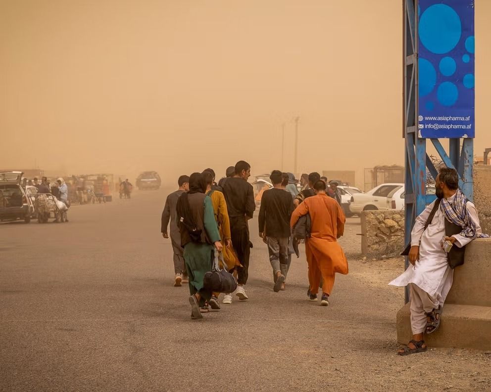 د ملګرو ملتونو چارواکی: افغانان له یوې جګړې تښتي او بلې جګړې سره مخ کېږي