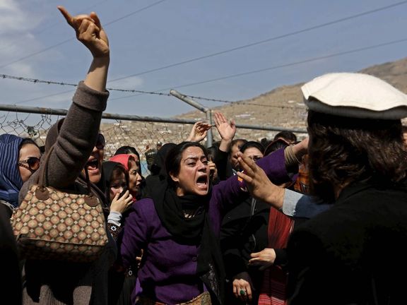 زنان تابوت فرخنده را به دوش گرفتند و خاکسپاری کردند