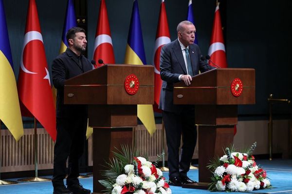 زېلېنسکي له ارودغان سره د امنیتي همکاریو په تړاو خبرو لپاره استانبول ته ورسېد