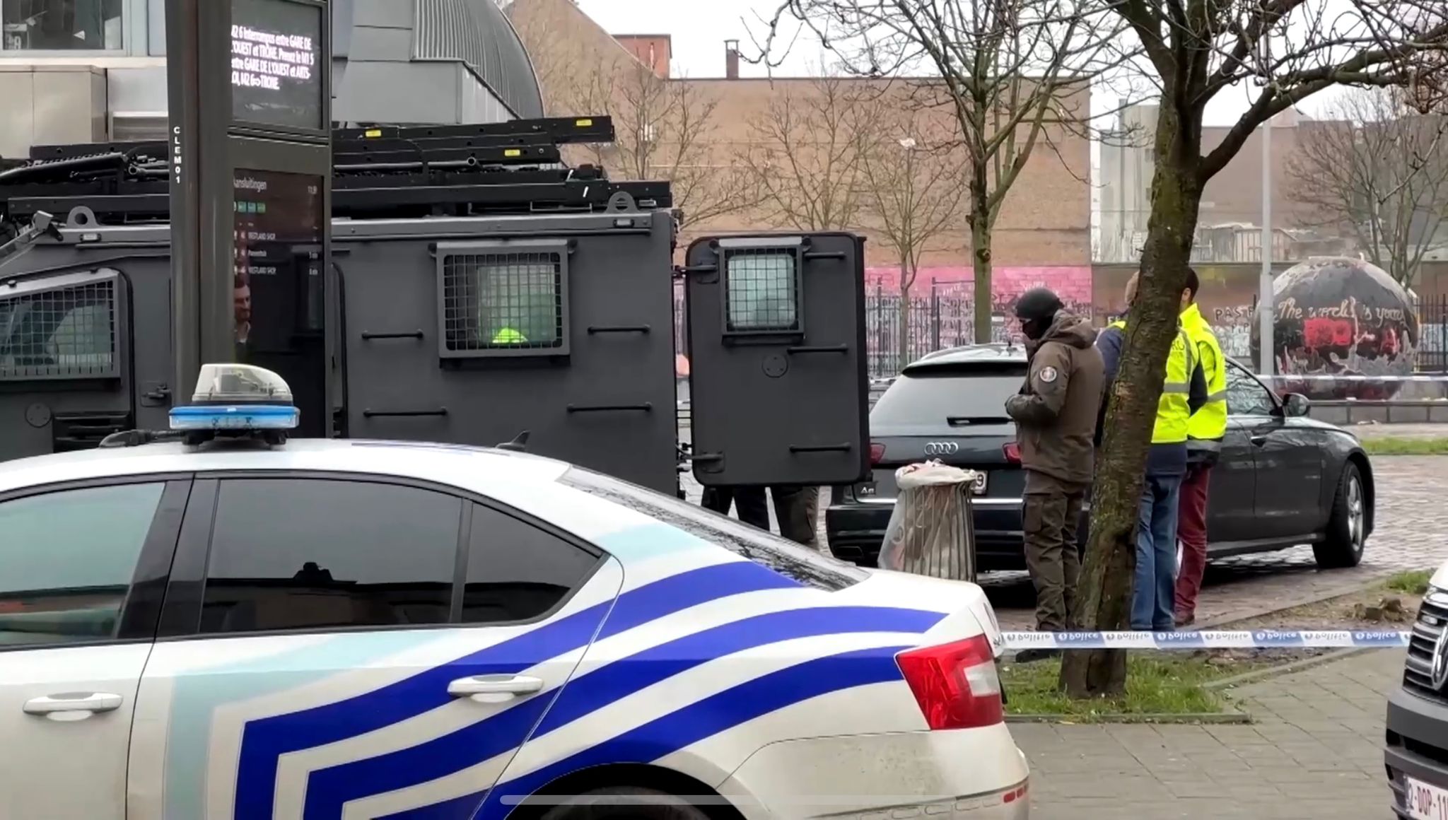 پولیس بلجیم می‌گوید به دنبال دو مظنون تیراندازی، در تونل‌های متروی بروکسل است