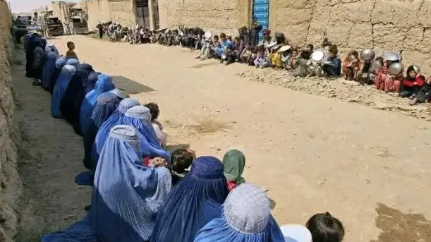 محتاجون ينتظرون الحصول على الطعام ضمن توزيع وجبات خيرية في ولاية بادغيس