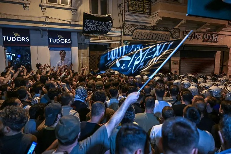 ترکي چارواکو درې کارټون جوړوونکي د پيغمبرانو کارټون جوړولو په تور نیولي دي