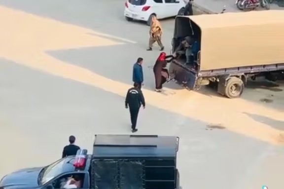 پاکستان ته د افغان مېرمنو د ملاتړ بنسټ: له ګواښ سره مخ افغان مېرمنې افغانستان ته مه ستنوئ