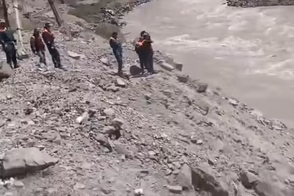 د تاجکستان د بدخشان د اوبو وړي والي د موټر په موندلو کې طالبانو هم مرسته کړې