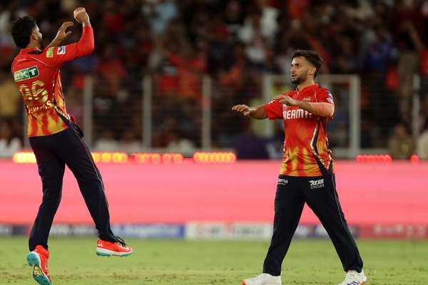 درخشش عظمتالله عمرزی در فینال IPL با حذف ویرات کوهلی