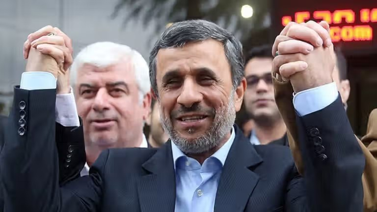 هآرتس: إسرائيل كانت تدرس تولي أحمدي نجاد قيادة إيران بعد تغيير النظام