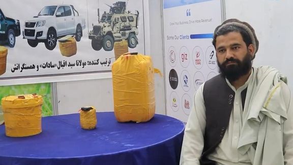 د کورنیو تولیداتو نندارتون کې د طالبانو په لاس جوړ «زېړه بوشکه» ماین نندارې ته وړاندې کړ