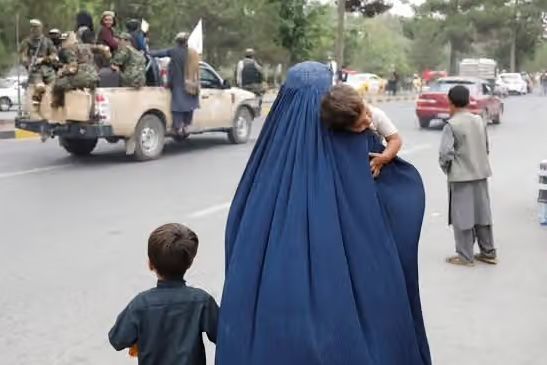 افغان کورنۍ له لوږې د ځان ژغورلو لپاره له بېلابېلو لارو هڅه کوي