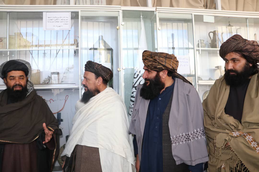 وزیر انرژی و آب طالبان از موزیمی که در آن بمب‌های بشکه‌ای طالبان نگهداری می‌شود بازدید کرد