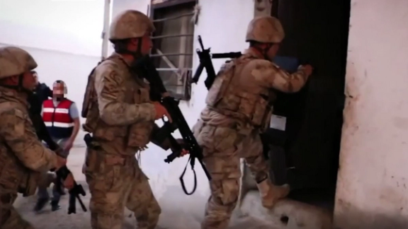 ترکیې په خپلو ۱۸ ولایتونو کې د ترهګرو پر ضد د عملیاتو د پیلولو اعلان وکړ