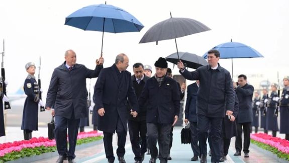 د پاکستان لومړی وزیر د اقتصادي اړیکو د پراختیا په موخه ازبکستان ته لاړ