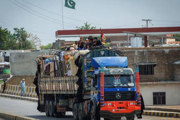UN Urges Pakistan To Halt Deportations Of Afghans After Deadly Quake