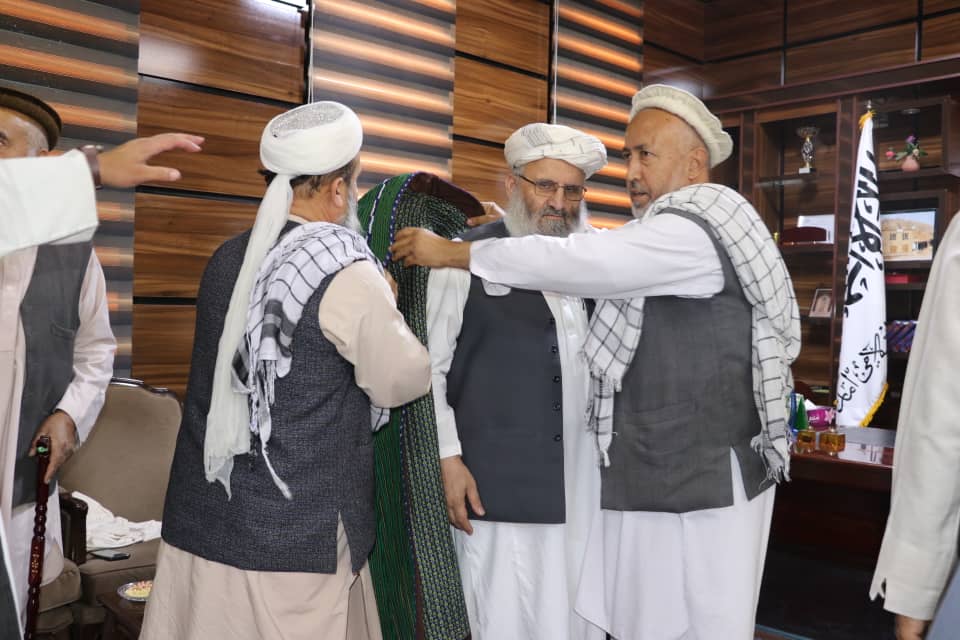 آمر سابق جنایی پولیس جوزجان با والی جدید طالبان در تخار بیعت کرد