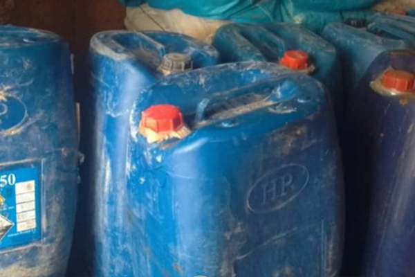 طالبانو په نیمروز کې د سلګونه لېټره تېزابو د نیولو خبر ور کړی