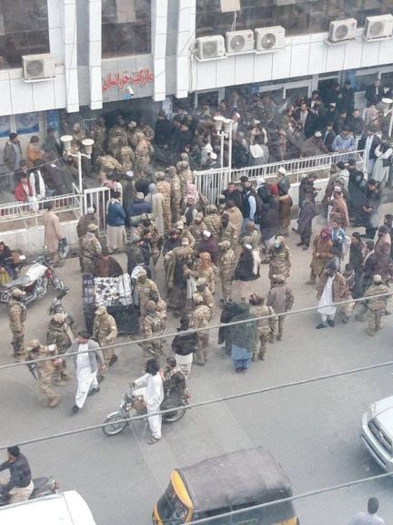 د جواز لپاره شپږ میلیونه افغانۍ ضمانت؛ طالبانو په هرات کې تر ۶۰ تنو ډېر صرافان نيولي دي