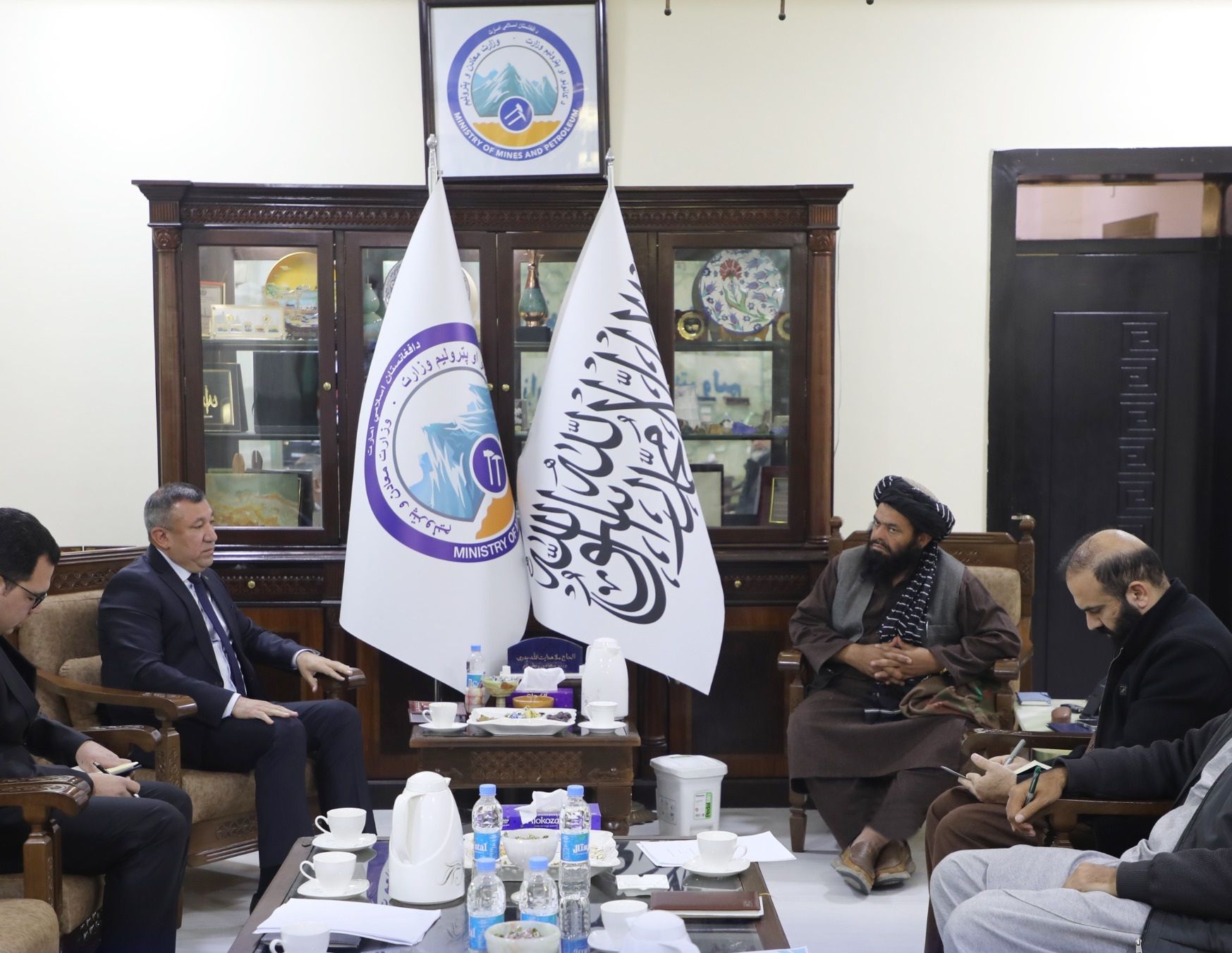 د طالبانو د کانونو وزیر د ترکمنستان له سفیر سره پر ټاپي پروژې غږېدلی