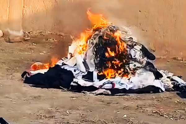 تکواندوکار هراتی در اعتراض به وضعیت نامناسب تکواندو لباسهای ورزشیاش را آتش زد