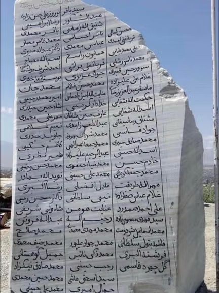 فهرست شماری از قربانیان جنش روشنایی در محل آرامگاه آنها در غرب کابل