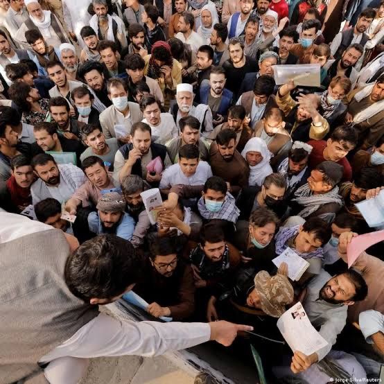 په کابل کې خلک وايي، لا هم هغه کسان به ډېر بختور وي چې د پاسپورټ له ریاسته پاسپورټ واخلي