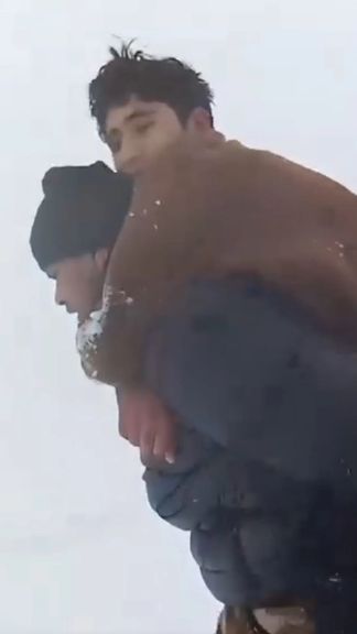 شیرزاد به کودک افغان میگوید: «تا لحظهای که من زنده باشم تو نیز زنده خواهی بود»