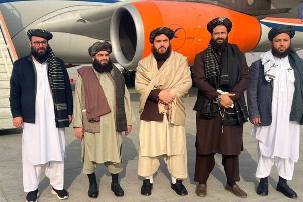 د سوداګرۍ وزارت طالب چارواکي له ملي سوداګرو سره بنګلهدېش ته په رسمي سفر تللي