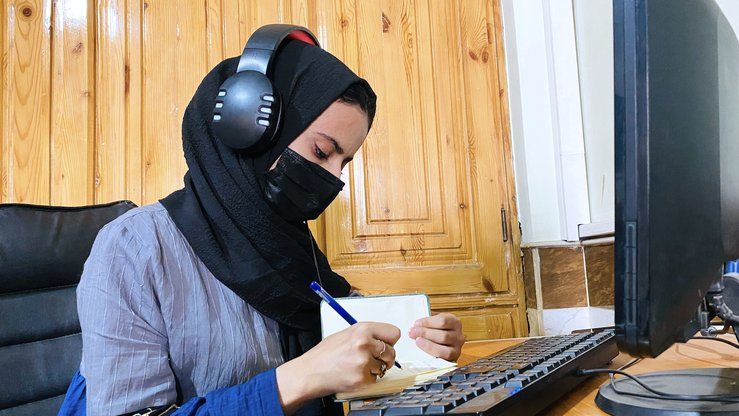 د بحران نړیواله ډله: د طالبانو د محدودیتونو سره افغان ښځو انلاین سوداګرۍ ته مخه کړې