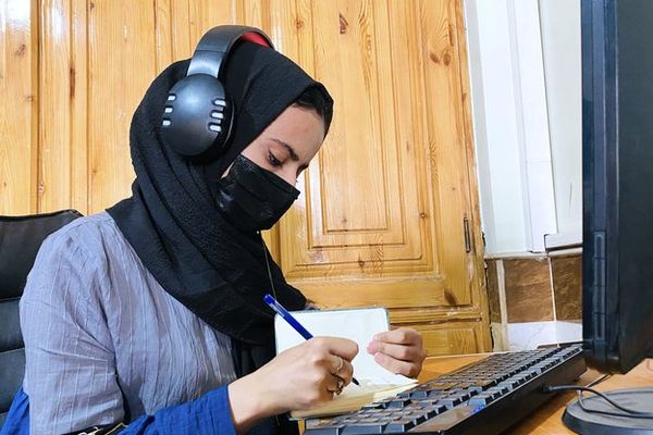 د بحران نړیواله ډله: د طالبانو د محدودیتونو سره افغان ښځو انلاین سوداګرۍ ته مخه کړې