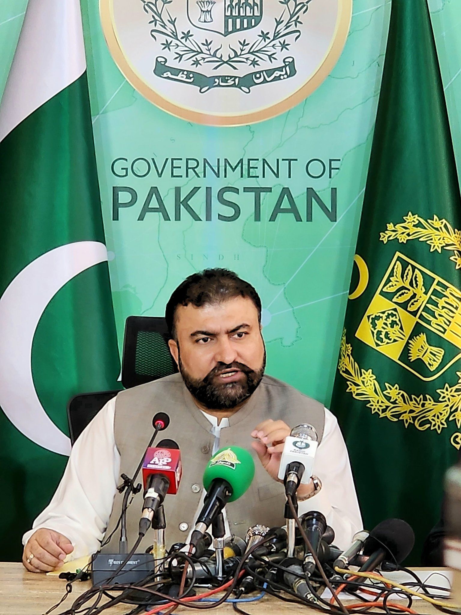 مجری طرح اخراج مهاجران افغان از وزارت داخله حکومت موقت پاکستان استعفا کرد