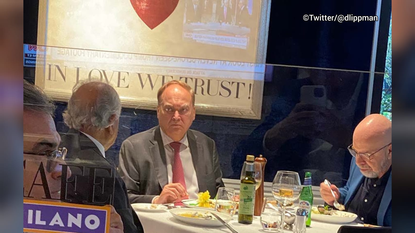 گفتگو از سیاست تا تجارت؛ نشریه پولیتیکو از دیدار غیررسمی خلیلزاد با سفیر روسیه پرده برداشت