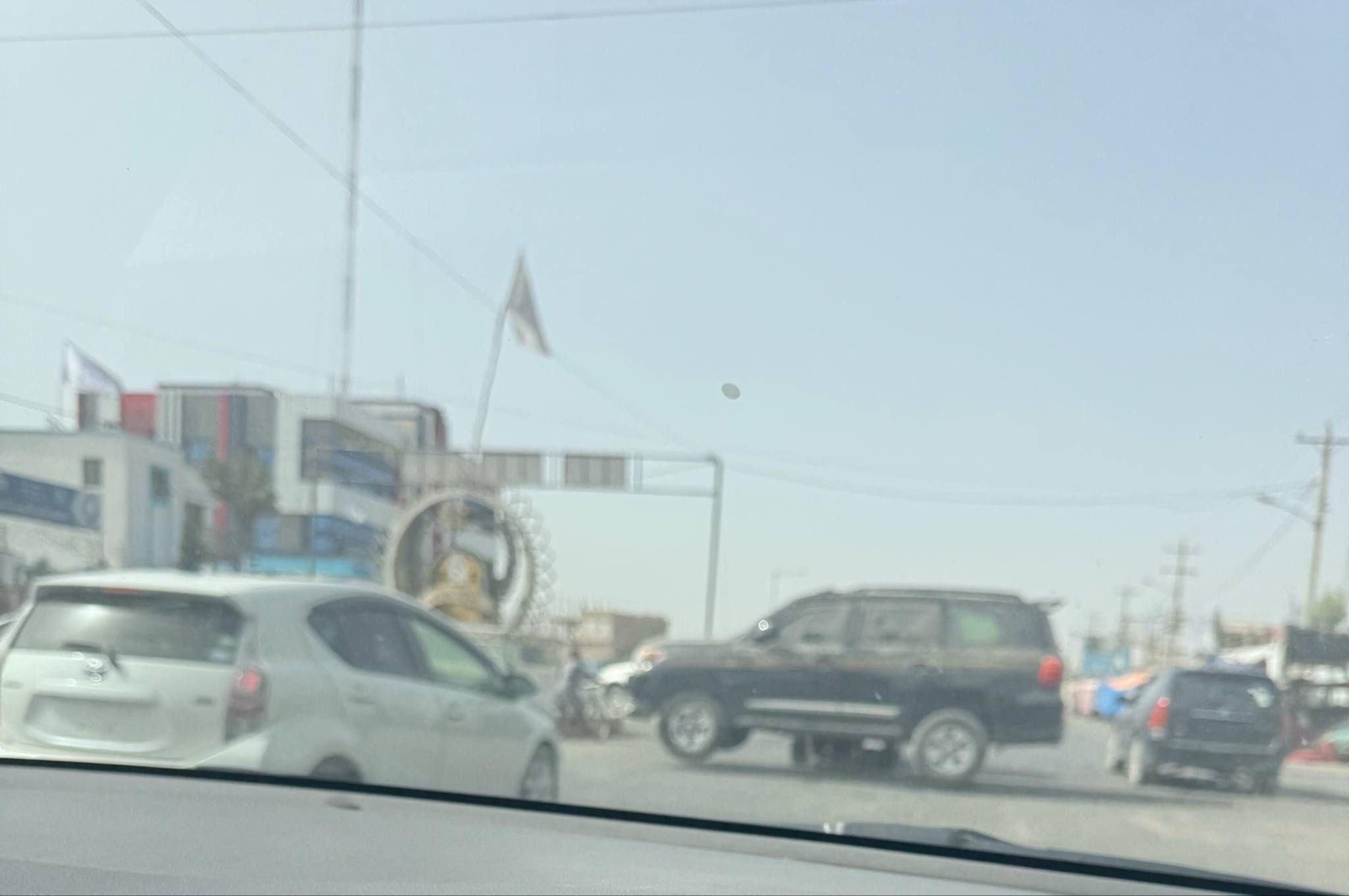  طالبانو په هلمند کې د مخکیني حکومت د یو چارواکي له کوره شخصي موټر په زور وړی 