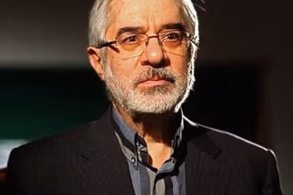 سیاستمدار سرشناس ایرانی در حصر: تفنگها را زمین بگذارید و از قدرت کناره بگیرید