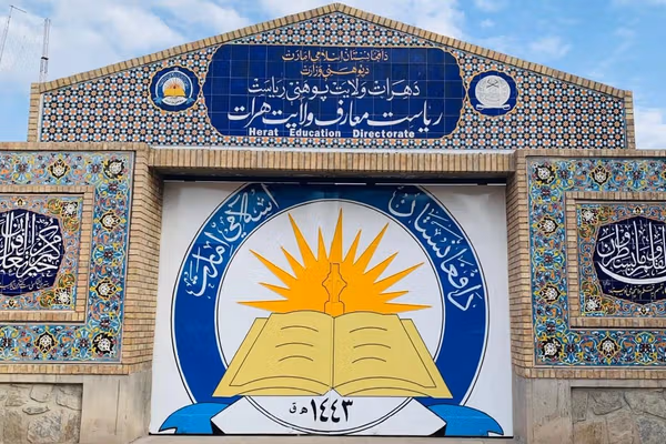 دستور تازه طالبان در هرات: معلمان زن و دختران صنوف چهار تا ششم باید نقاب و دستکش بپوشند